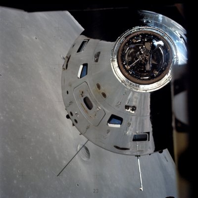 Módulos de Comando/Servicio del Apollo 17 fotografiados desde el módulo lunar en órbita de Unbekannt
