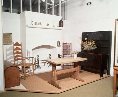 Interior de Artes y Oficios mostrando muebles y trabajos en metal diseñados por Ernest Gimson y Ernest Barnsley de Unbekannt