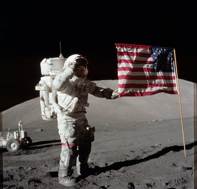 Astronauta Eugene A. Cernan, comandante del Apollo 17, fotografiado junto a la bandera de Estados Unidos desplegada durante la actividad extravehicular (EVA) en la superficie lunar en el sitio de aterrizaje de Taurus-Littrow de Unbekannt