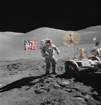 El astronauta Eugene Cernan camina hacia el LRV durante la EVA de Unbekannt