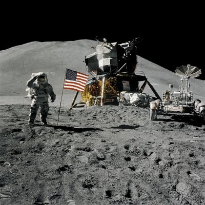 Astronauta Jim Irwin saludando la bandera estadounidense durante la misión Apollo 15 de Unbekannt