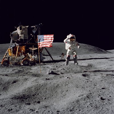 El astronauta John W. Young saluda a la bandera de los Estados Unidos durante la misión Apollo 16 de Unbekannt