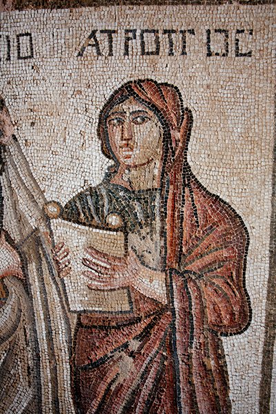Atropos - Una de las tres Moiras representada con un pergamino abierto en el que estaba inscrita la vida de Aquiles - Detalle del panel que representa el primer baño de Aquiles - Mosaicos de Pafos, Villa de Teseo, siglo V d.C. - Chipre - Representación de  de Unbekannt