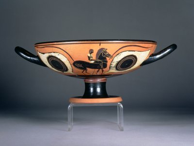 Copa de ojos de figuras negras áticas, con decoración añadida en rojo y blanco que representa un caballo y un jinete, 480-450 a.C. de Unbekannt