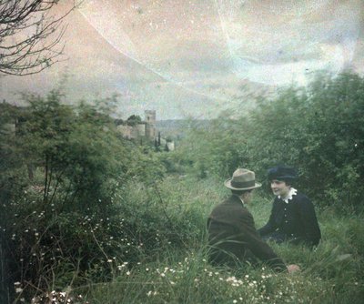Autocromo anónimo - Touraine y sus castillos: Pareja C cerca del castillo, Chinon, Francia de Unbekannter Künstler