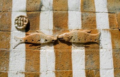 Bajorrelieve de dos peces en el recinto de la estatua de Gomateshwara de Unbekannt