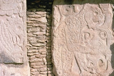 Bajorrelieve que representa jaguares sacando corazones humanos de víctimas sacrificiales de William M. Timlin