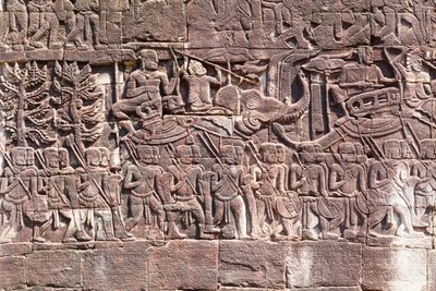 Bajorrelieves en el lado oeste del templo de Bayon que representan soldados jemeres marchando, sitio arqueológico de Angkor, Camboya (foto) de Unbekannter Künstler