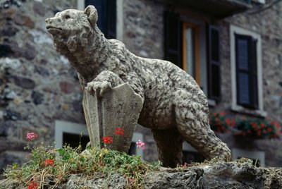 Estatua de oso, Plaza del Oso, Schilpario, Lombardía, Italia de Benjamin Baud