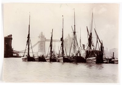 Barcos amarrados en Tower Bridge de Unbekannt
