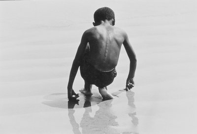 Niño jugando en la arena en Coney Island, Sin título 30, c.1953-64 (foto b/n) de Unbekannter Künstler