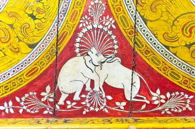 Pintura budista en madera; ilusión óptica; elefante y vaca con una sola cabeza; Templo Dowa; templo de roca; Bandarawela; Provincia de Badulla; Provincia de Uva; Sri Lanka; Asia de Unbekannt