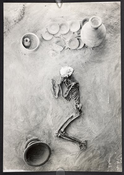 Grupo de entierro en el cementerio del Sitio H, Trinchera Oriental, Excavaciones de Harappa, Mohenjo-Daro (fotografía en B/N) de Unbekannter Künstler