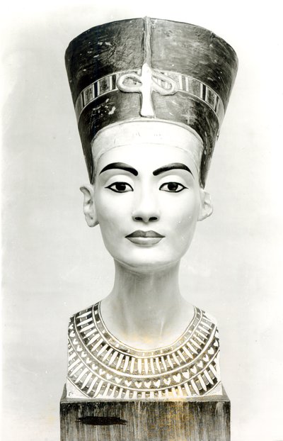 Busto de la Reina Nefertiti, vista frontal, copia del busto en el Museo Egipcio, SMPK, Berlín (piedra caliza pintada) (foto en blanco y negro) de Unbekannt