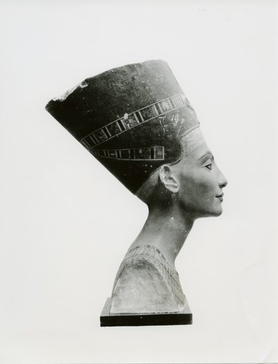 Busto de la Reina Nefertiti, vista lateral, copia del busto en el Museo Egipcio, SMPK, Berlín (piedra caliza pintada) (foto en blanco y negro) de Unbekannt