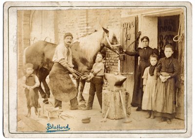 CESTIERI el taller del maniscalco coincidía muchas veces con su vivienda y al taller se llevaban los animales para cambiar hierros o ser cuidados de los pies de Alec Hunter