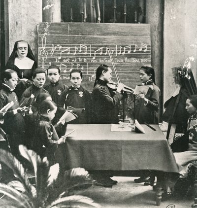 Práctica de villancicos en una misión francesa en China, principios del siglo XX (foto en blanco y negro) de Unbekannt