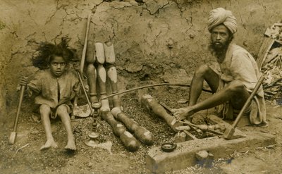 Carpintero y niño trabajando en las patas de una cama de Unbekannter Künstler