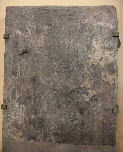 Colección Catedral. Fragmento de placa de piedra. Bajorrelieve. Funcionario eclesiástico. Iglesia de origen (Saint-Quentin de Tournai. Finales del siglo XIII. Detalle. de Unbekannter Künstler
