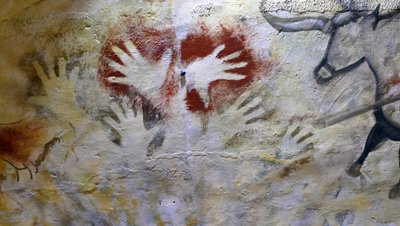Pinturas rupestres encontradas en la Cueva de Altamira (foto) de Leopold Blonder