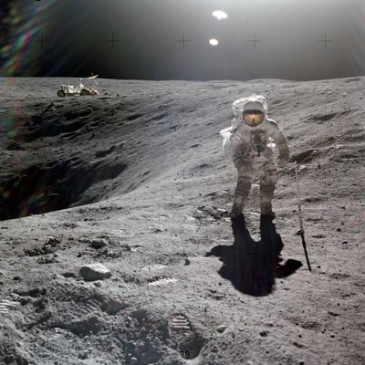 Charles M. Duke, Jr., piloto del módulo lunar de la misión Apollo 16, recolectando muestras lunares en el borde del Cráter Plum, abril de 1972 (foto) de Unbekannt
