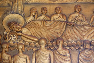 Pagoda budista Chua Thiep Long. Buda reclinado. Después de 45 años de enseñar el Dharma, el Buda pasó a Parinirvana. Estatua. Thay Ninh, Vietnam de Unbekannt
