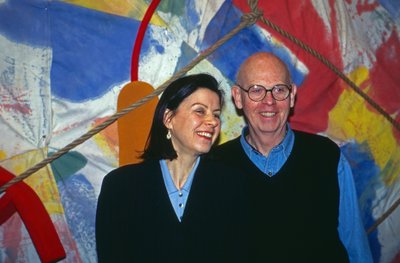 Claes Oldenburg, artista pop sueco, con su esposa Coosje van Bruggen en Bonn, Alemania 1996 de Unbekannter Künstler