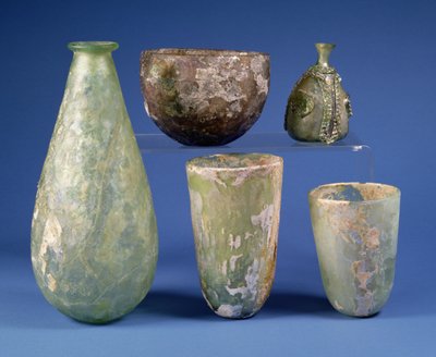 En el sentido de las agujas del reloj desde la izquierda: frasco de vidrio verde en forma de pera, sasánida, siglo III-VII d.C.; cuenco de vidrio ámbar pálido, sasánida, siglo V-VI d.C.; frasco de vidrio verde islámico en forma de pera, c. siglo VIII-XII d de Unbekannt