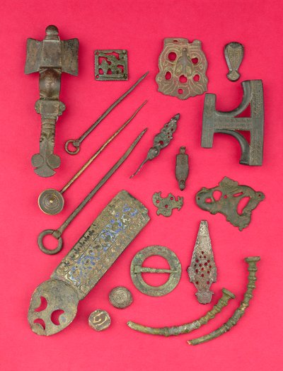 Colección de antigüedades anglosajonas, vikingas y celtas, incluyendo broches cruciformes anglosajones y monturas de cubiertas de libros y alfileres de cabeza anular hiberno-vikingos, que van desde el siglo IV a.C. hasta el IX d.C. de Unbekannt