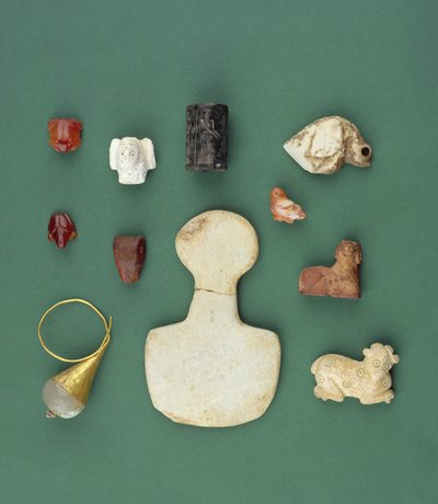 Colección de objetos del Mediterráneo Oriental incluyendo un amuleto de buitre sumerio, un sello de serpentina acadio y una rana de cornalina mesopotámica, que datan de 3300-2000 a.C. de Unbekannt