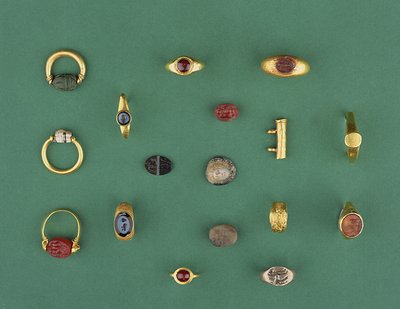 Colección de joyería romana, etrusca y helenística incluyendo un anillo escarabajo fenicio, un camafeo, soportes de amuletos y un intaglio de ágata, que van desde el siglo VI a.C. hasta el IV d.C. de Unbekannt