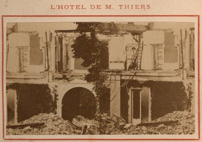 Comuna de París (1871): la mansión de Adolphe Thiers fue destruida tras la confiscación de su propiedad en mayo de 1871. Impresión en cartón, Dim. 9x5,4 cm de Unbekannt