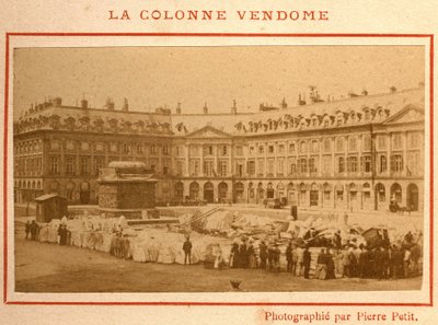 Comuna de París (1871): destrucción de la columna Vendôme en mayo de 1871. Fotografía de Pierre Pepetit. Impresión en cartón, Dim. 9x5,4 cm de Unbekannt