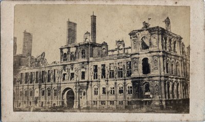 Comuna de París (1871): vista del Ayuntamiento después del incendio de mayo de 1871. Fotografía anónima. Impresión en cartón Dim. 10x7 cm de Unbekannt