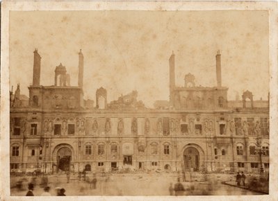 Comuna de París (1871): vista del incendio del Ayuntamiento en mayo de 1871. Fotografía anónima de Unbekannt