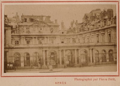Comuna de París (1871): vista del Palais-Royal (Palais Royal) en París después del incendio de mayo de 1871. Fotografía de Pierre Pepetit de Unbekannt