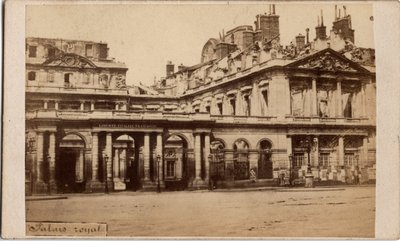 Comuna de París (1871): vista del Palais-Royal después del incendio de mayo de 1871. Fotografía anónima de Unbekannt