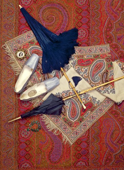 Accesorios de vestuario 1845-70, incluyendo zapatos de Slade de Cheltenham y joyería de Unbekannt