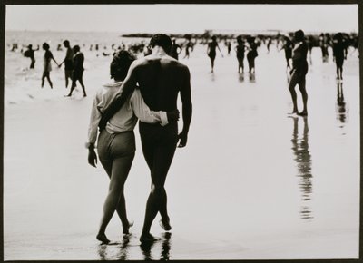Pareja paseando por el agua en Coney Island, Nueva York, Sin título 46, c.1953-64 (fotografía en b/n) de Unbekannter Künstler