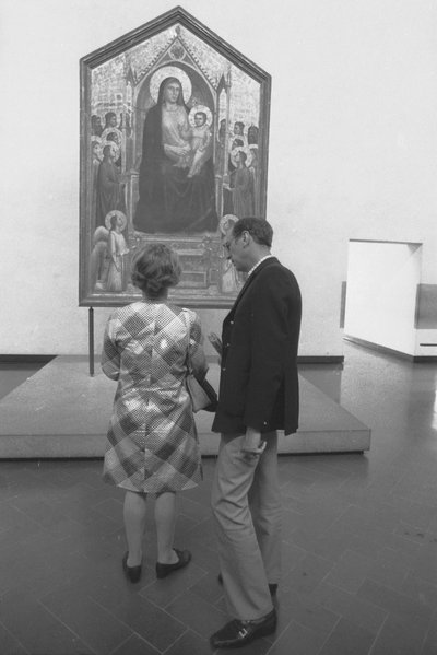 Pareja de turistas frente a la Majestad de Giotto o Madonna con Santos, témpera sobre tabla, Giotto di Bondone (1267 ca.-1337), Galería Uffizi, Florencia de Unbekannt