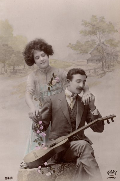 Pareja con flores y guitarra española, Francia, c.1910 (tarjeta postal) de Unbekannter Künstler