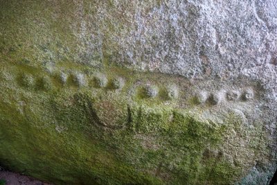 Cubierta de Kerguntuil, Interior del Dolmen, detalle de grabado en puntos. Aproximadamente -2000 a.C., Tregastel, Côtes-d