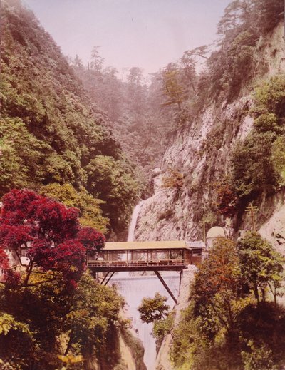 Puente cubierto en un desfiladero empinado, con cascadas en el fondo, Japón, c.1890-1910 de Unbekannt