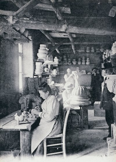 Artesanos trabajando en la fabricación de cerámica de arte Vallauris, circa 1900, postal, Francia, siglo XX de William M. Timlin