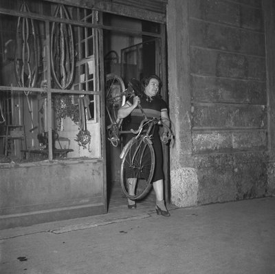 La ciclista Alfonsina Strada (Alfonsa Rosa Maria Morini) saliendo de su tienda en la calle Varesina 80, Milán, Italia. de Unbekannter Künstler