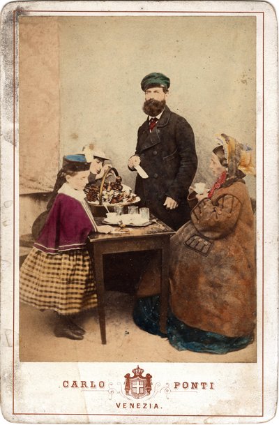 Vida cotidiana, una familia reunida alrededor de una mesa de pasteles y café, Venecia. Siglo XIX de Unbekannt