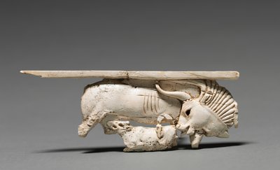 Placa decorativa: Vaca amamantando a su ternero, 900-800 a.C. de Unbekannt