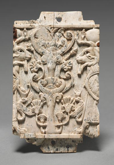 Placa decorativa: Esfinges con cabeza de carnero flanqueando un árbol sagrado, 900-800 a.C. de Unbekannt