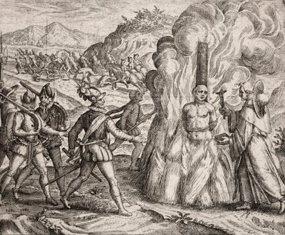 Descripción de los crímenes infligidos a los indios por los colonos españoles - Conquistadores quemando en la hoguera a un indio que se negó a convertirse a la fe católica. Religioso de la Orden Franciscana (grabado) de Unbekannt