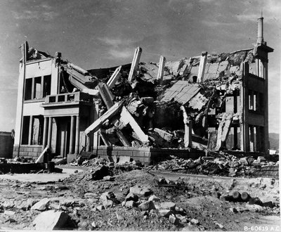 Edificio destruido de la Compañía de Distribución de Carbón de Chugoku en Hiroshima (también conocido como la Compañía de Gas de Hiroshima; Edificio 12), Japón, 8 de noviembre de 1945 (foto en blanco y negro) de Unbekannt